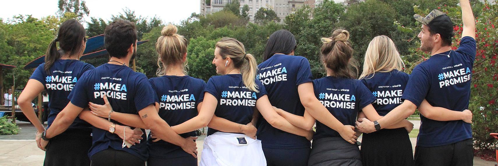 在路易威登基金会前的跑手