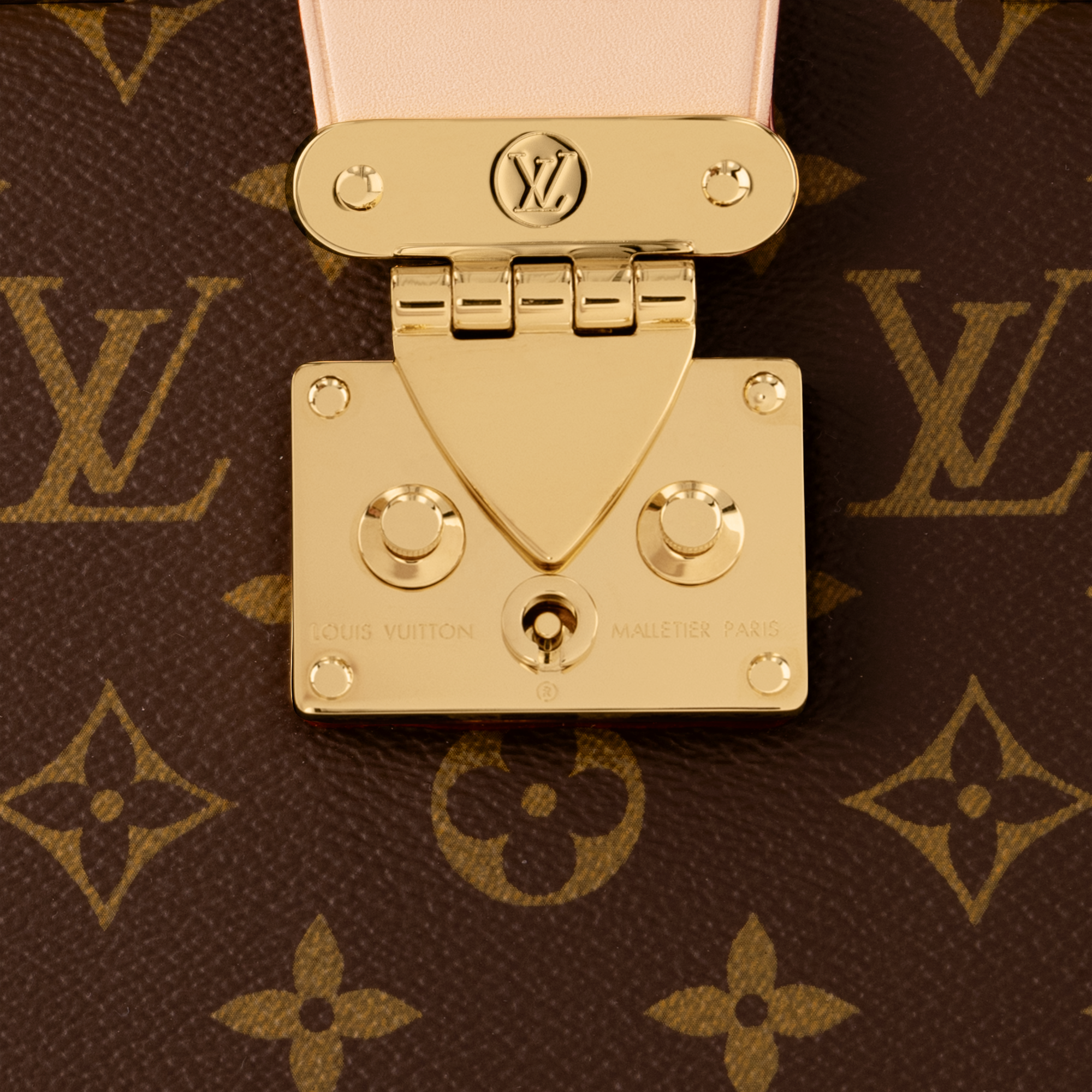 LV} - LVMonogram - LVLes Extraordinaires硬箱系列 | 路易威登LOUIS VUITTON官网 (产品缩放)