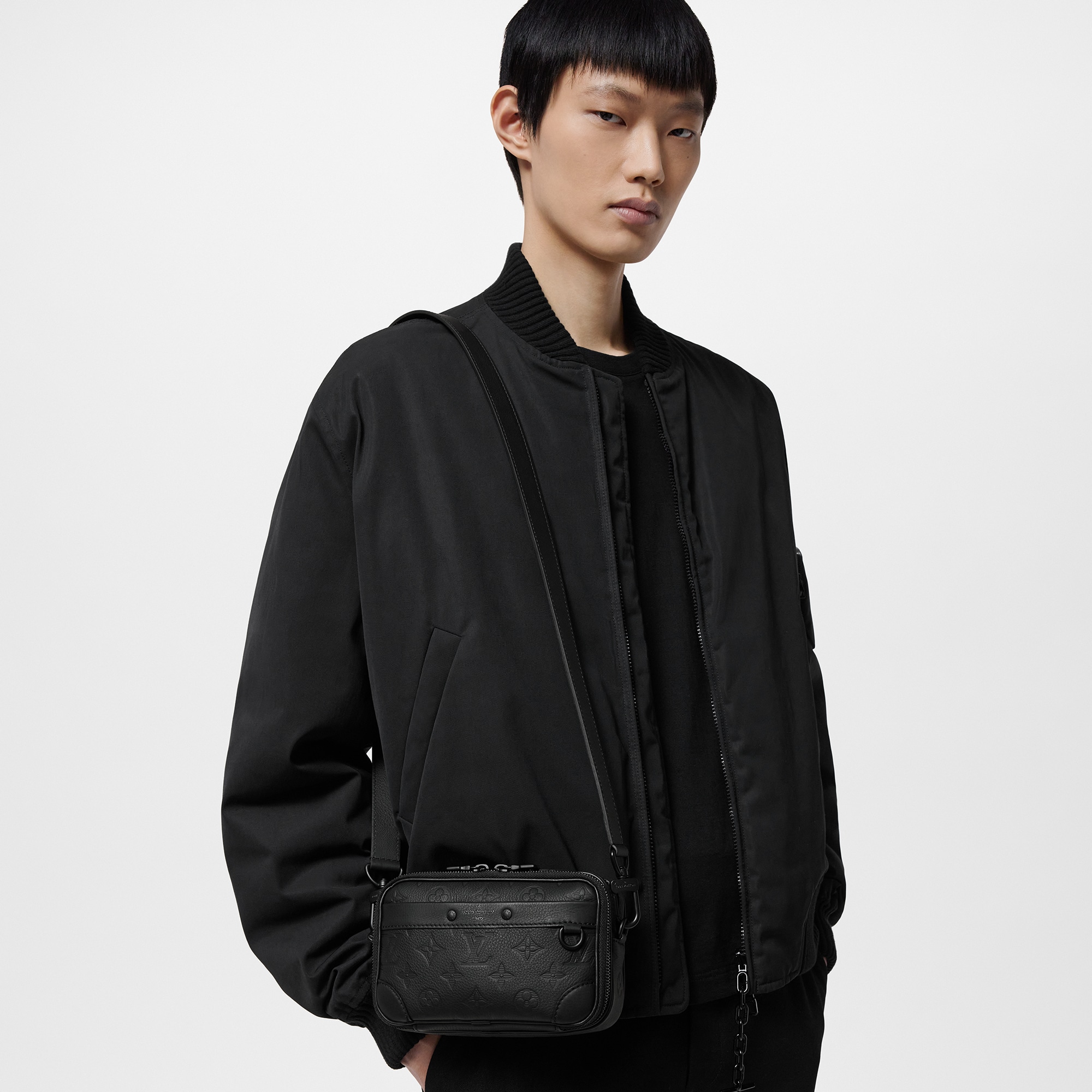 LV} - LVMonogram Shadow Leather - LV男士时尚包袋 | 路易威登LOUIS VUITTON官网 (产品缩放)