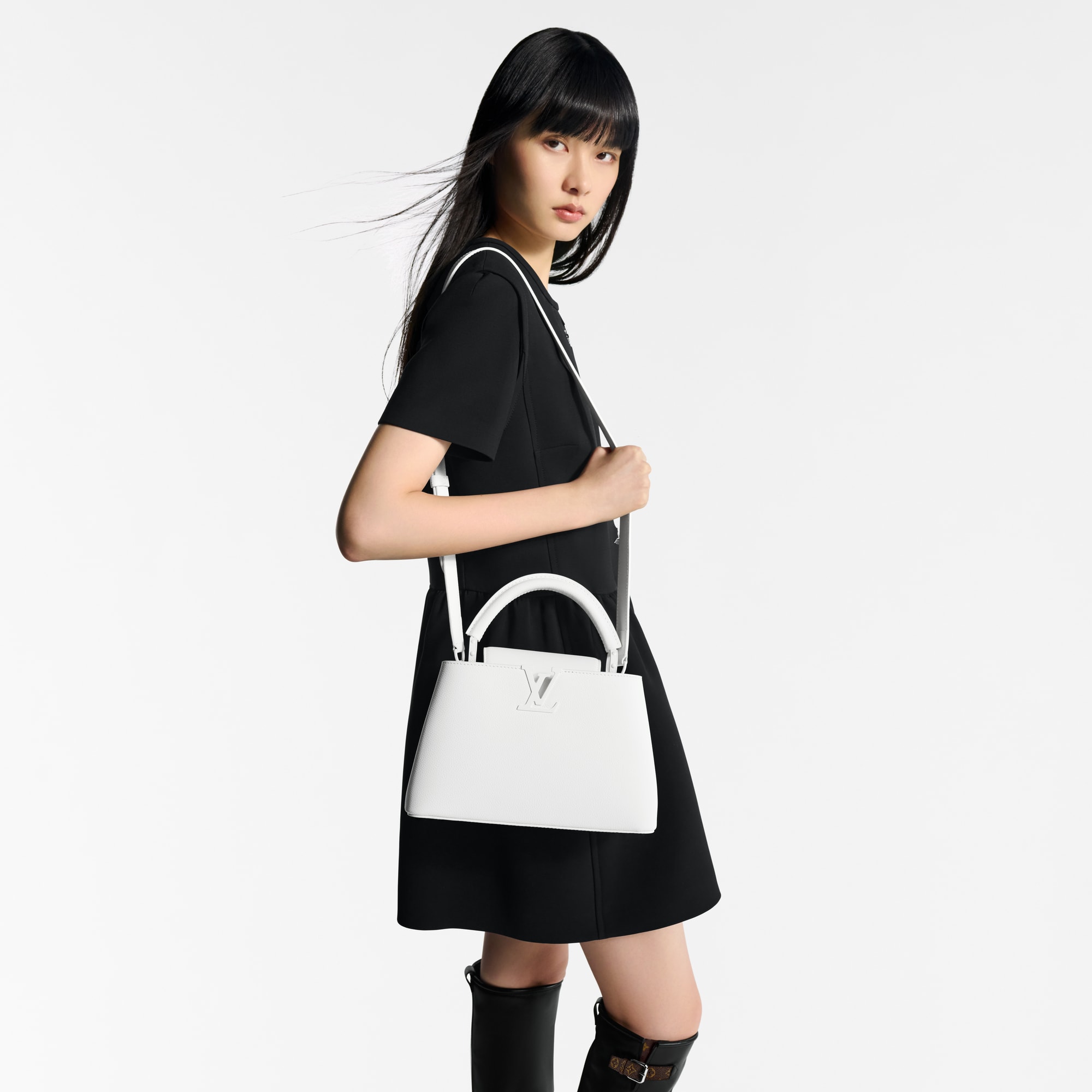 LV} - LVCapucines - LV女士时尚手袋 | 路易威登LOUIS VUITTON官网 (产品缩放)