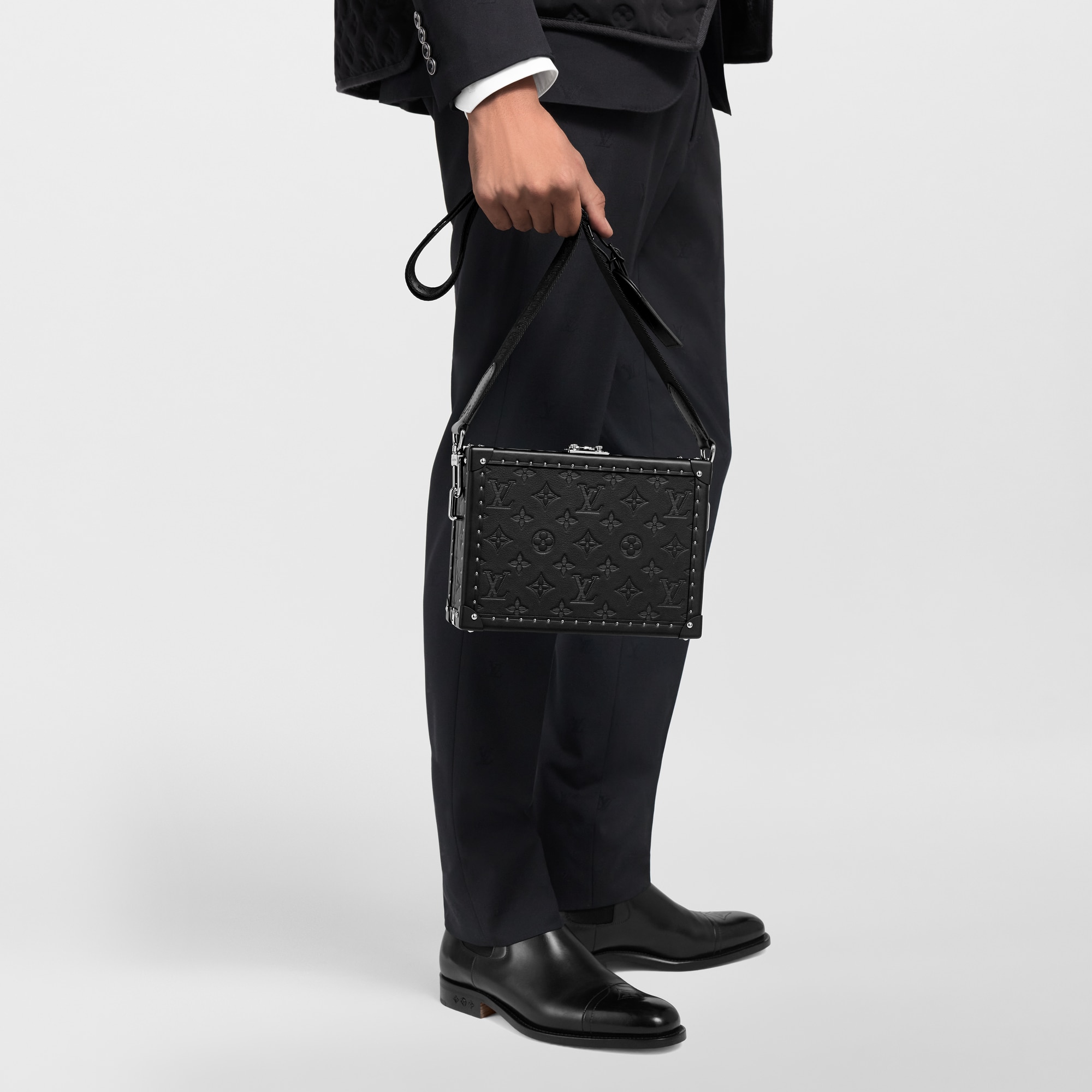 LV} - LVMonogram Shadow Leather - LV硬箱、旅行和家居硬箱和小型硬箱 | 路易威登LOUIS VUITTON官网 (产品缩放)