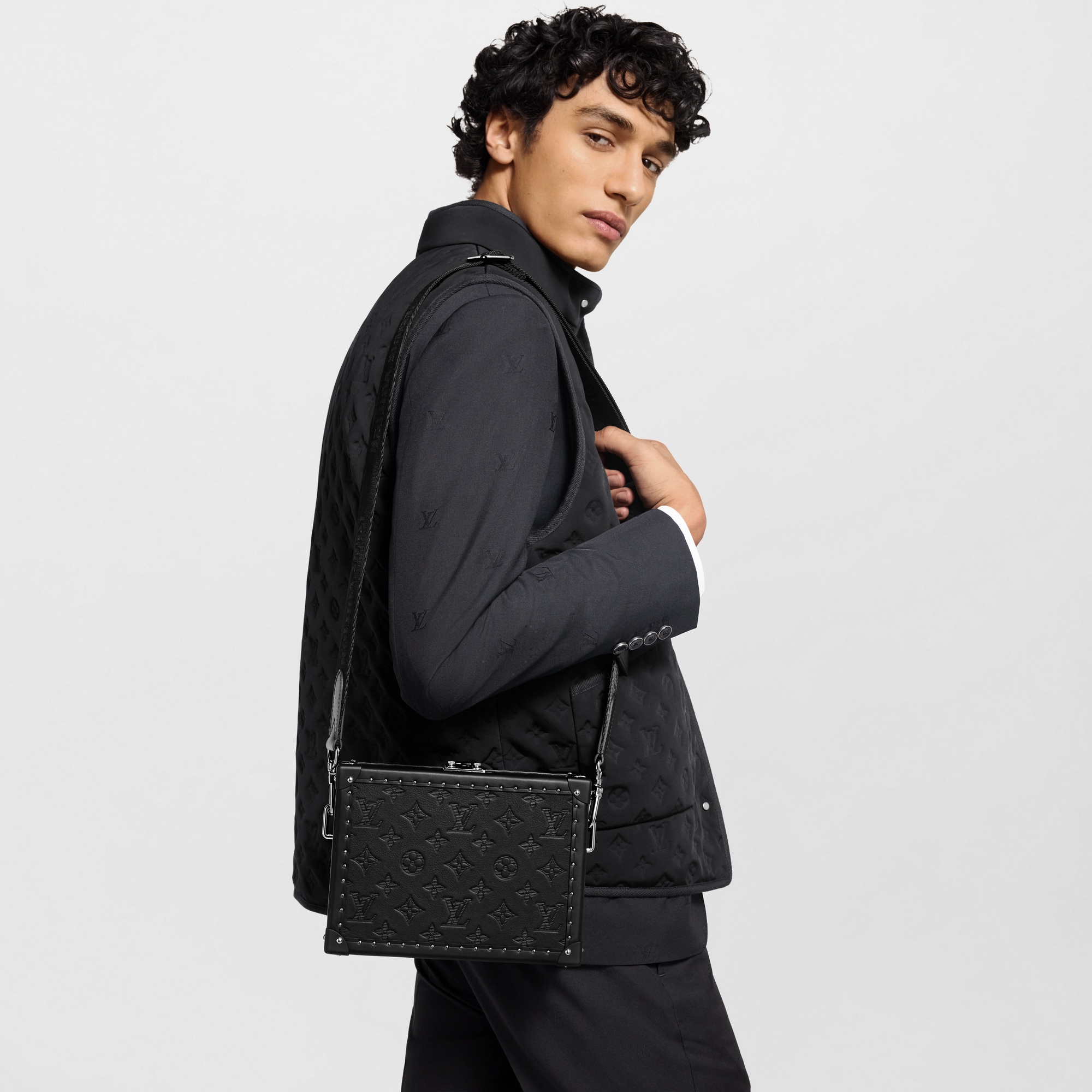 LV} - LVMonogram Shadow Leather - LV硬箱、旅行和家居硬箱和小型硬箱 | 路易威登LOUIS VUITTON官网 (产品缩放)