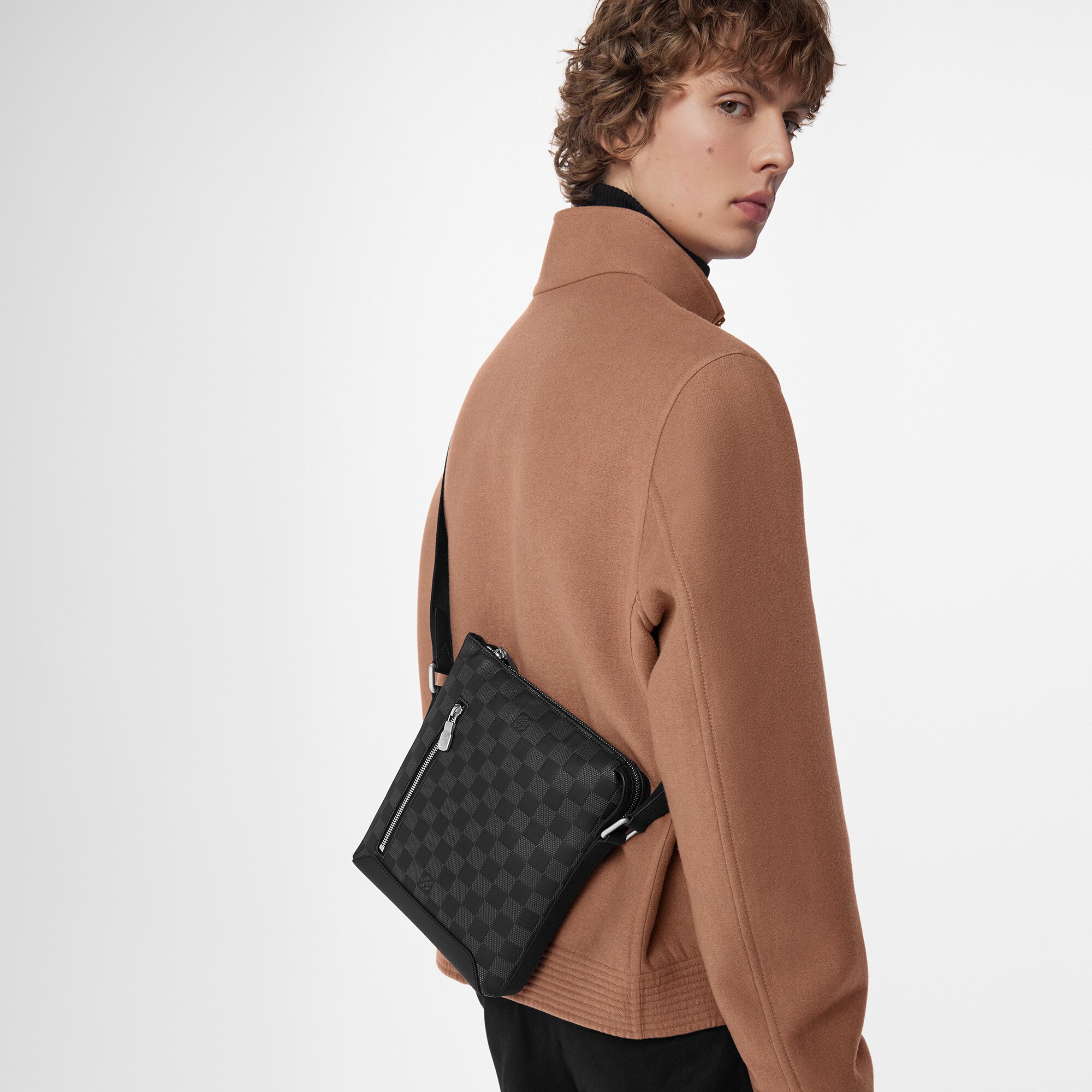LV} - LVDamier Infini - LV男士Discontinued Product | 路易威登LOUIS VUITTON官网 (产品缩放)