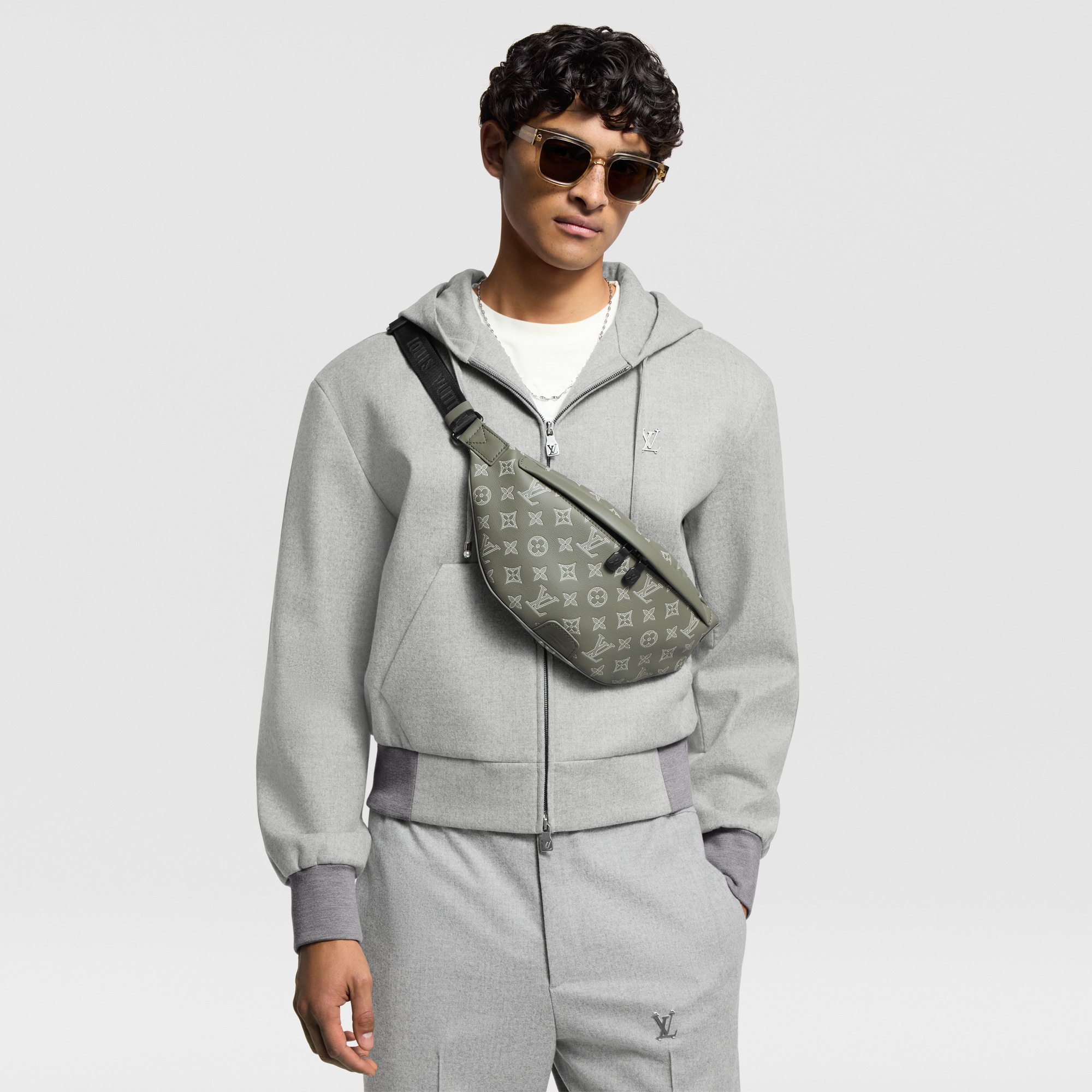 LV} - LVMonogram Shadow Leather - LV包袋和小型皮具男士包袋 | 路易威登LOUIS VUITTON官网 (产品缩放)