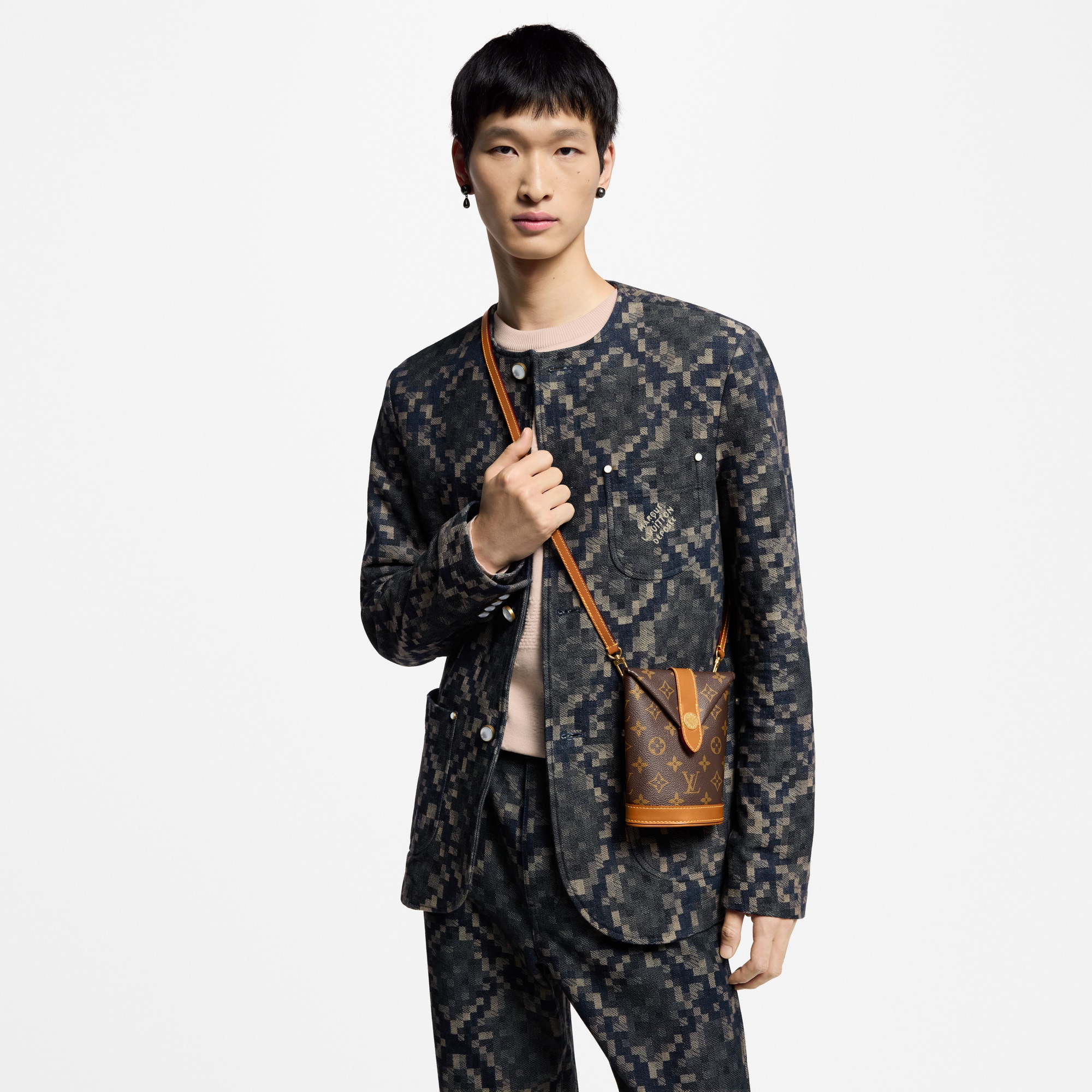 LV} - LVG69 - LV男士小型皮具 | 路易威登LOUIS VUITTON官网 (产品缩放)