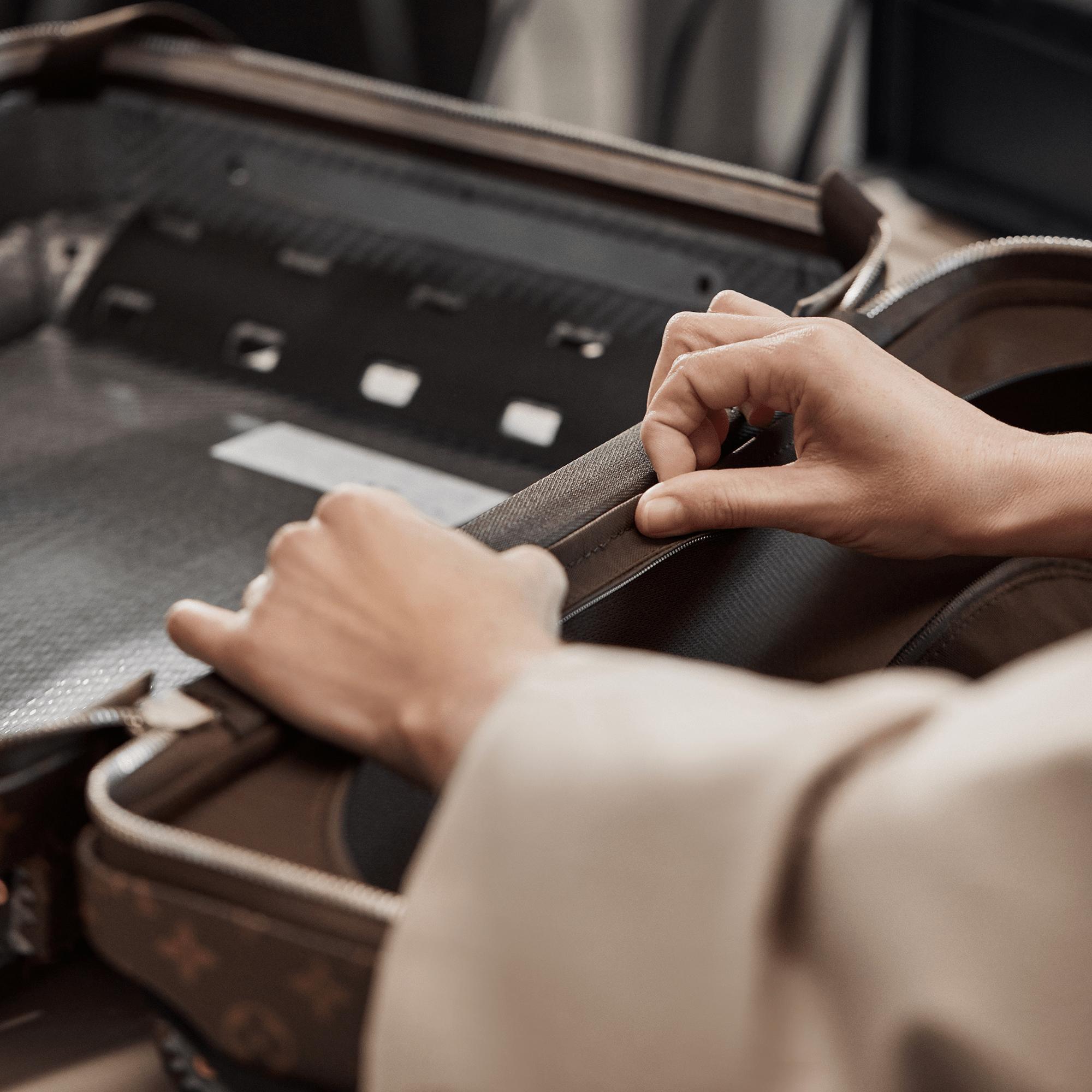 LV} - LVMonogram - LV硬箱、旅行和家居旅行袋和滚轮拉杆箱 | 路易威登LOUIS VUITTON官网 (产品缩放)