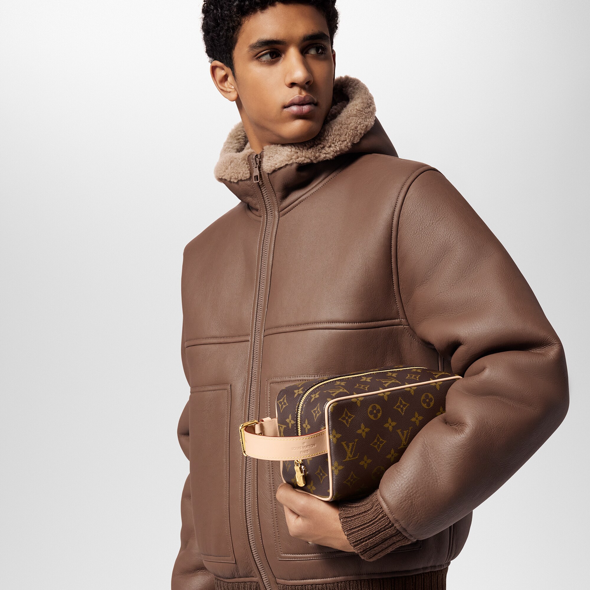 LV} - LVMonogram - LV男士旅行用品 | 路易威登LOUIS VUITTON官网 (产品缩放)