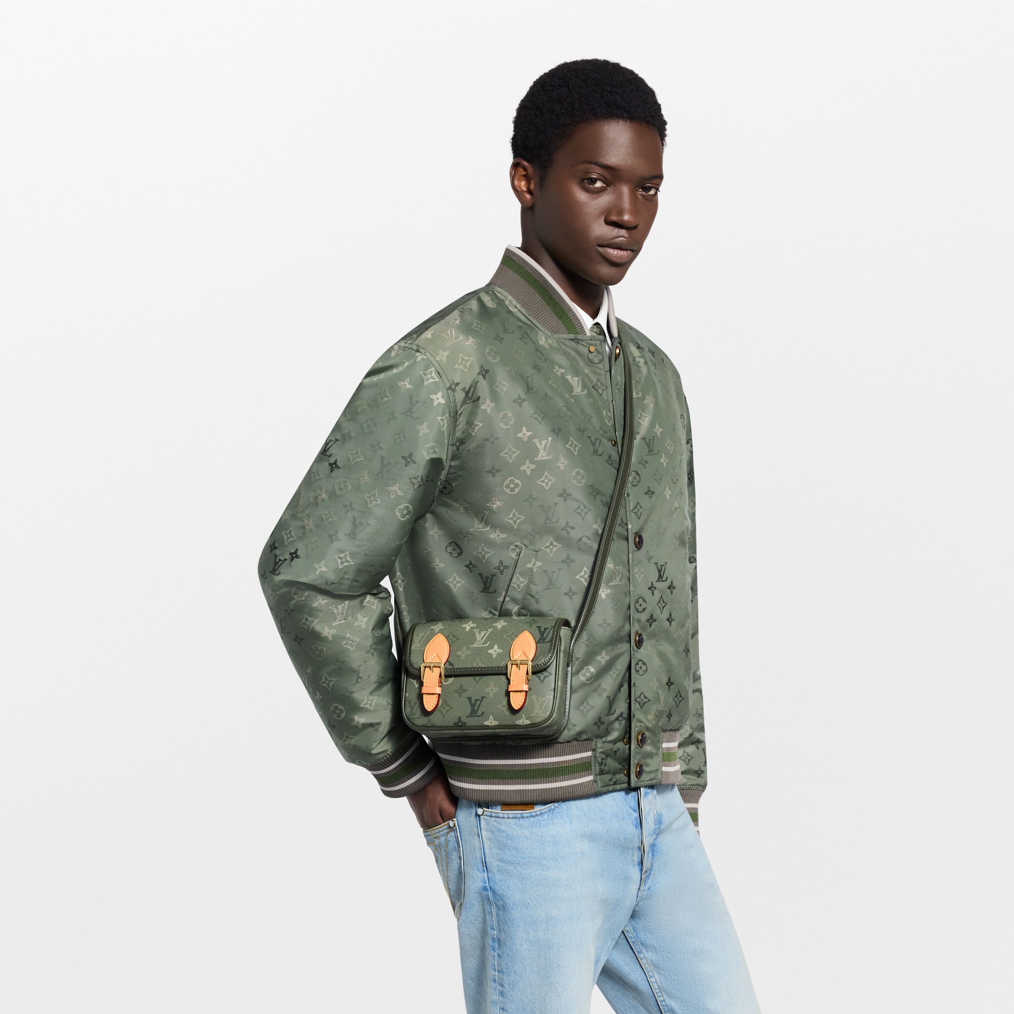 LV} - LVMonogram Other - LV男士小型皮具 | 路易威登LOUIS VUITTON官网 (产品缩放)