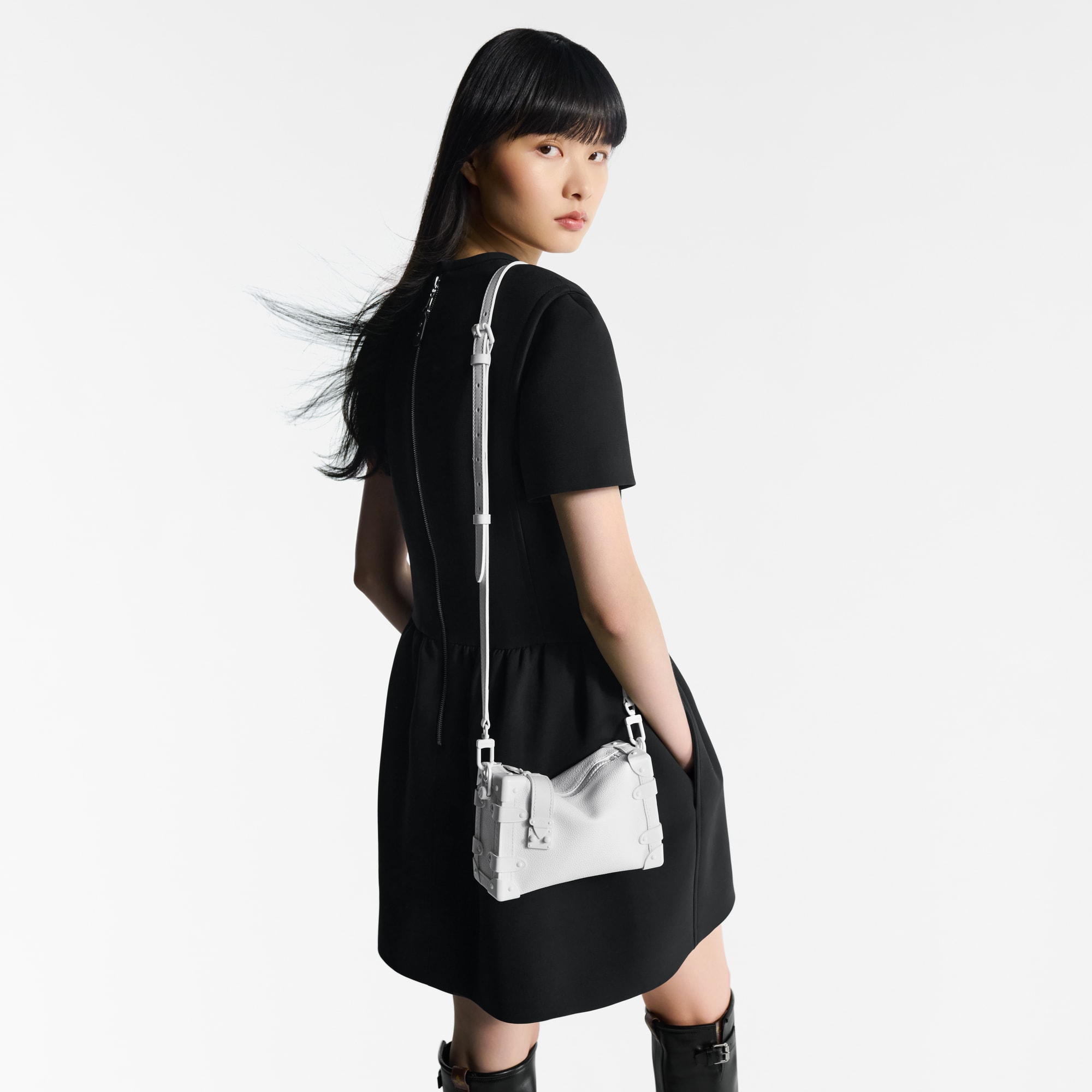 LV} - LV - LV包袋和小型皮具女士包袋 | 路易威登LOUIS VUITTON官网 (产品缩放)