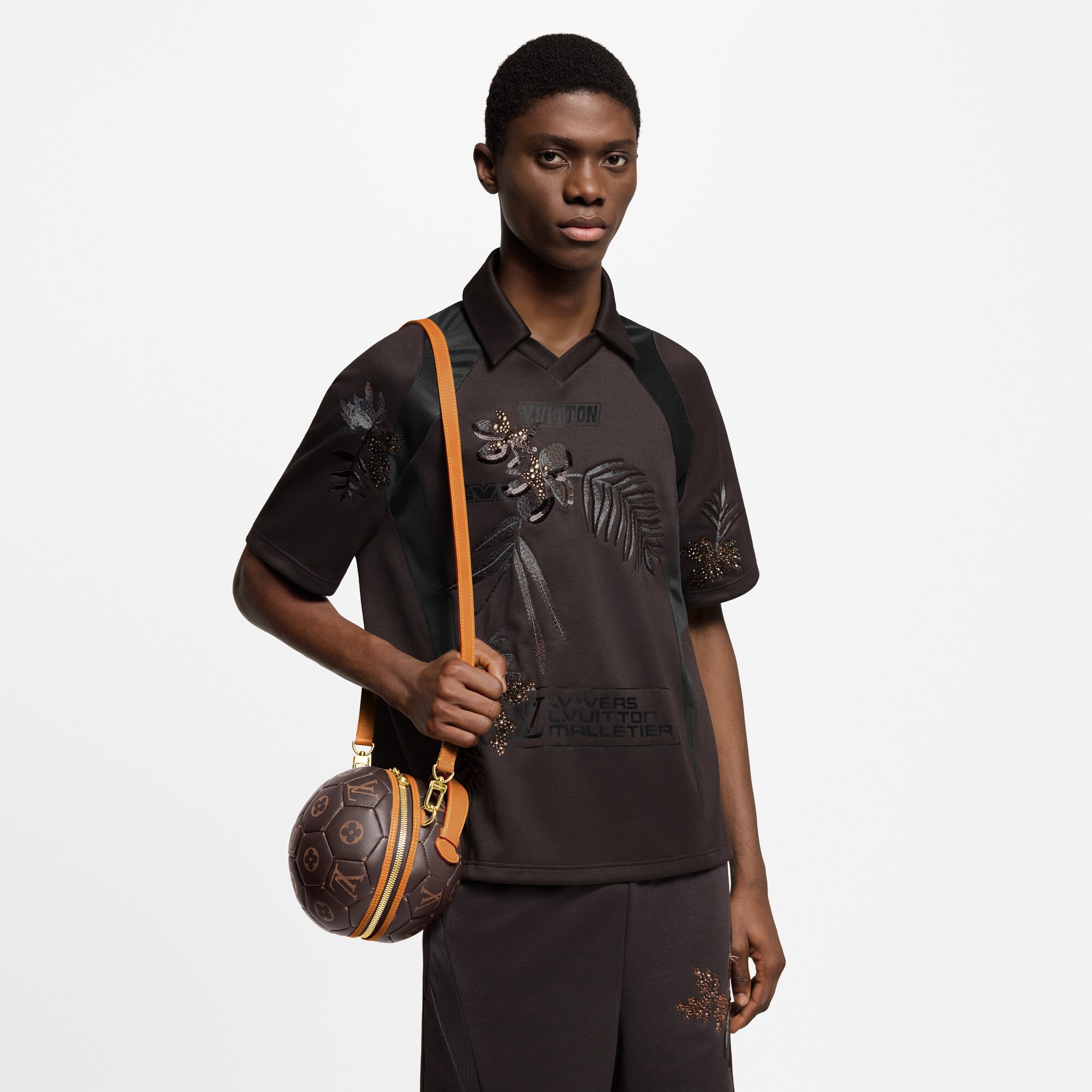 LV} - LVautres_cuirs_monogram - LV男士小型皮具 | 路易威登LOUIS VUITTON官网 (产品缩放)