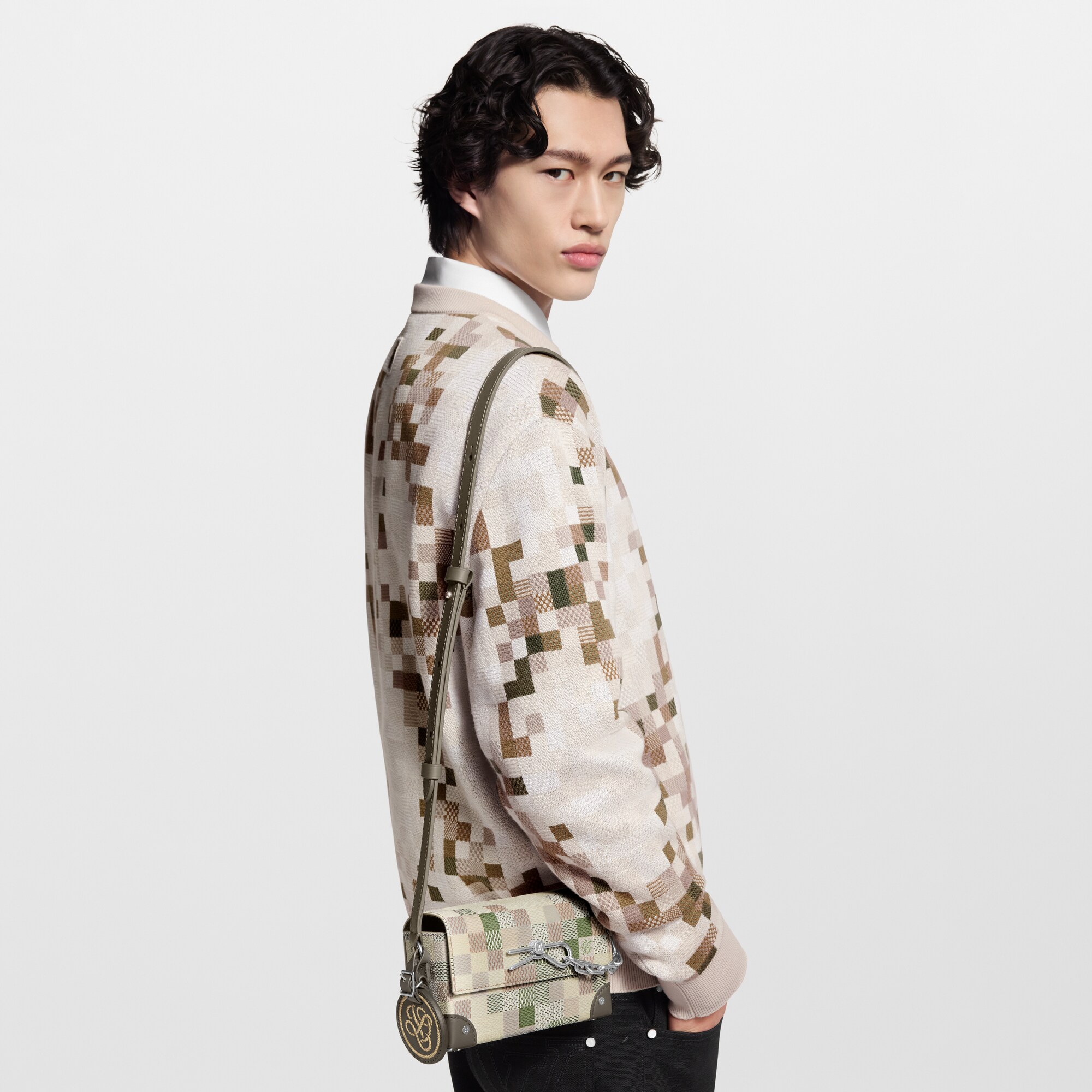 LV} - LVD16 - LV男士时尚包袋 | 路易威登LOUIS VUITTON官网 (产品缩放)