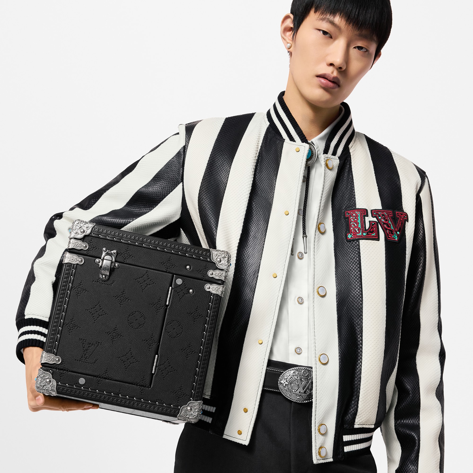 LV} - LVH27 - LV硬箱、旅行和家居硬箱和小型硬箱 | 路易威登LOUIS VUITTON官网 (产品缩放)
