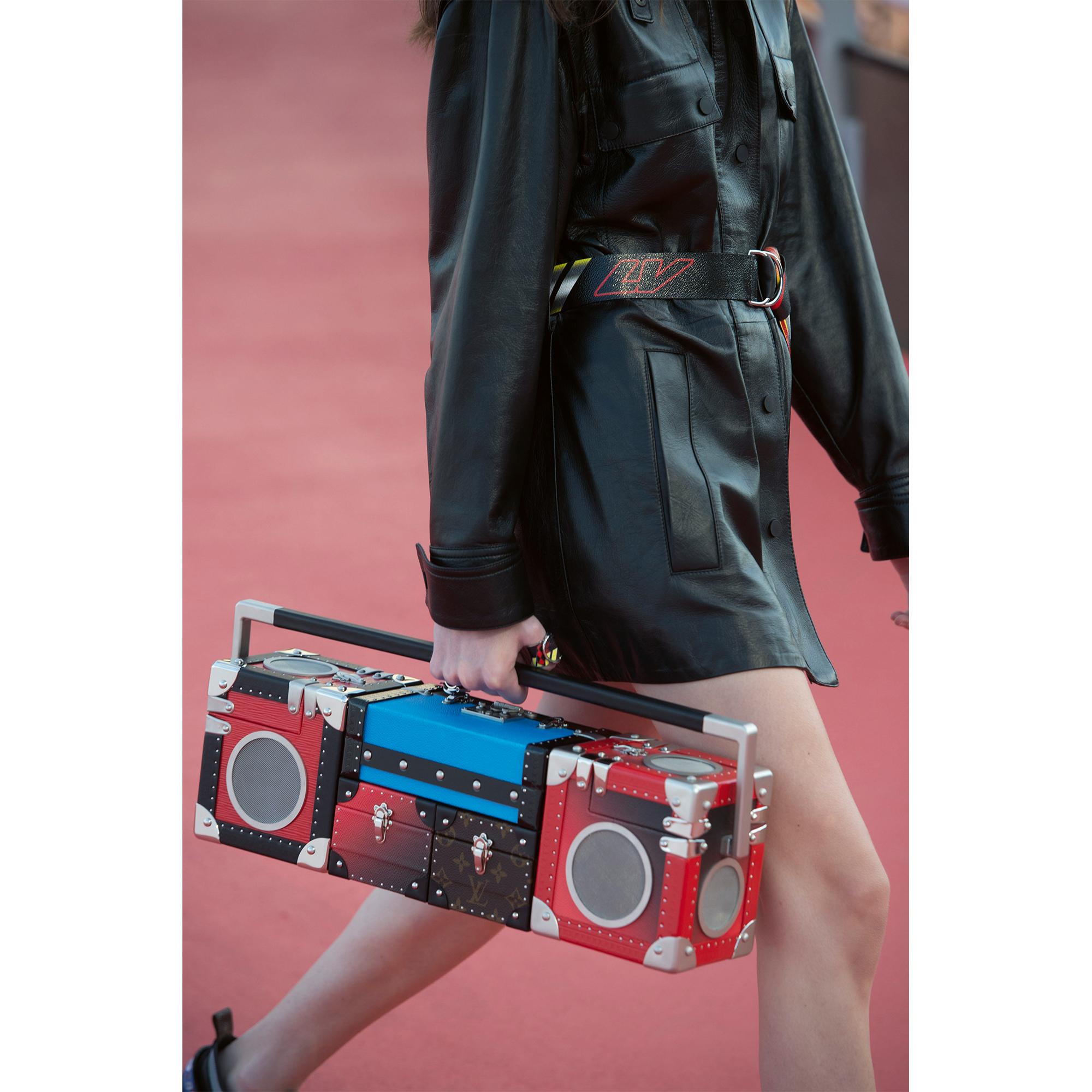 LV} - LV - LV硬箱、旅行和家居书籍和文具 | 路易威登LOUIS VUITTON官网 (产品缩放)