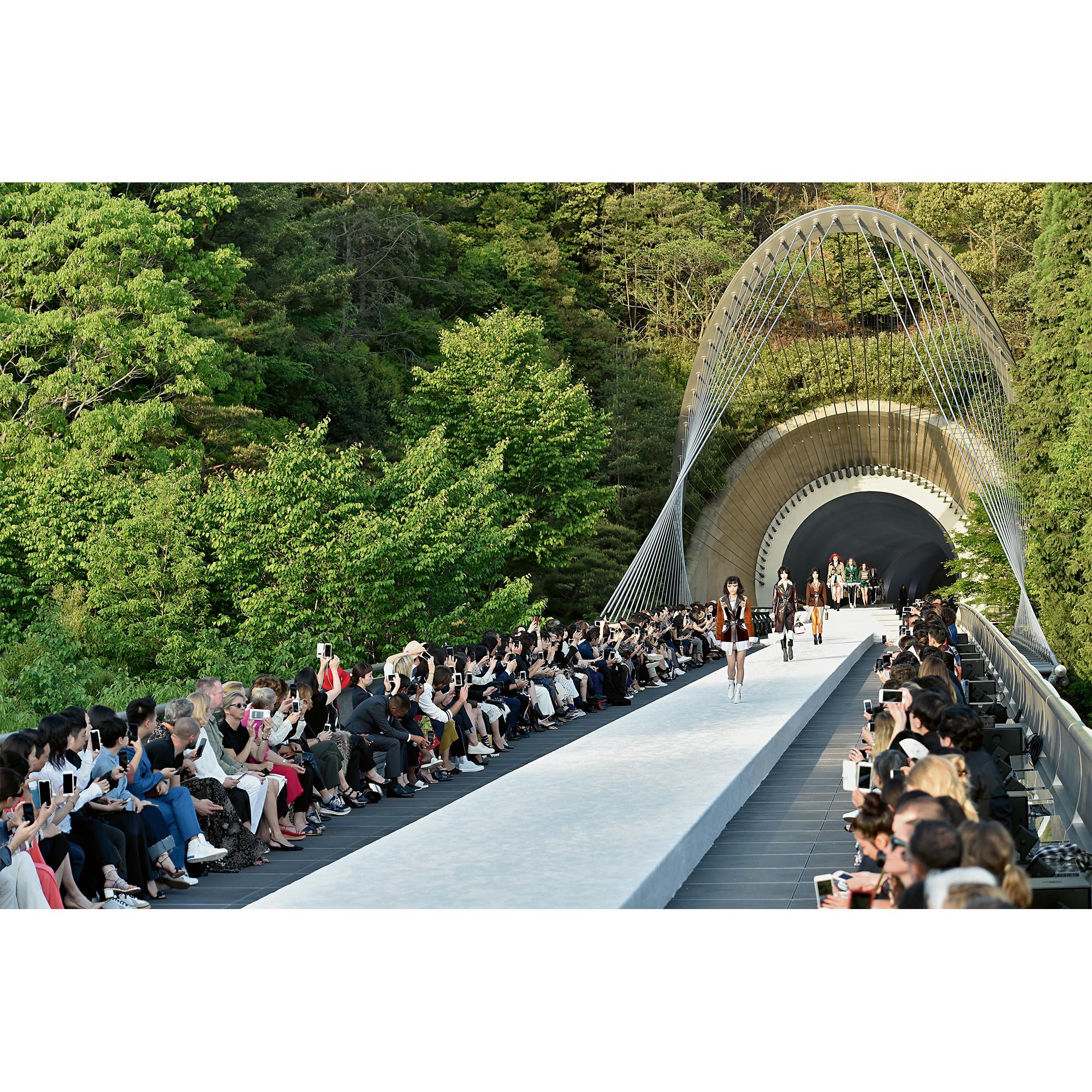 LV} - LV - LV硬箱、旅行和家居书籍和文具 | 路易威登LOUIS VUITTON官网 (产品缩放)