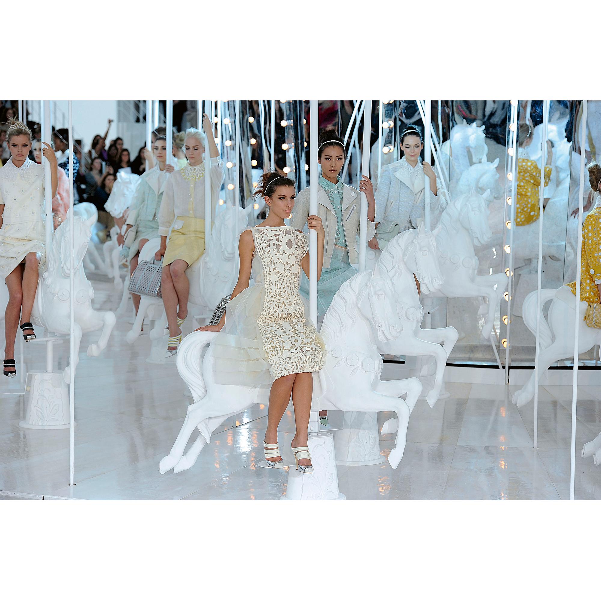 LV} - LV - LV硬箱、旅行和家居书籍和文具 | 路易威登LOUIS VUITTON官网 (产品缩放)