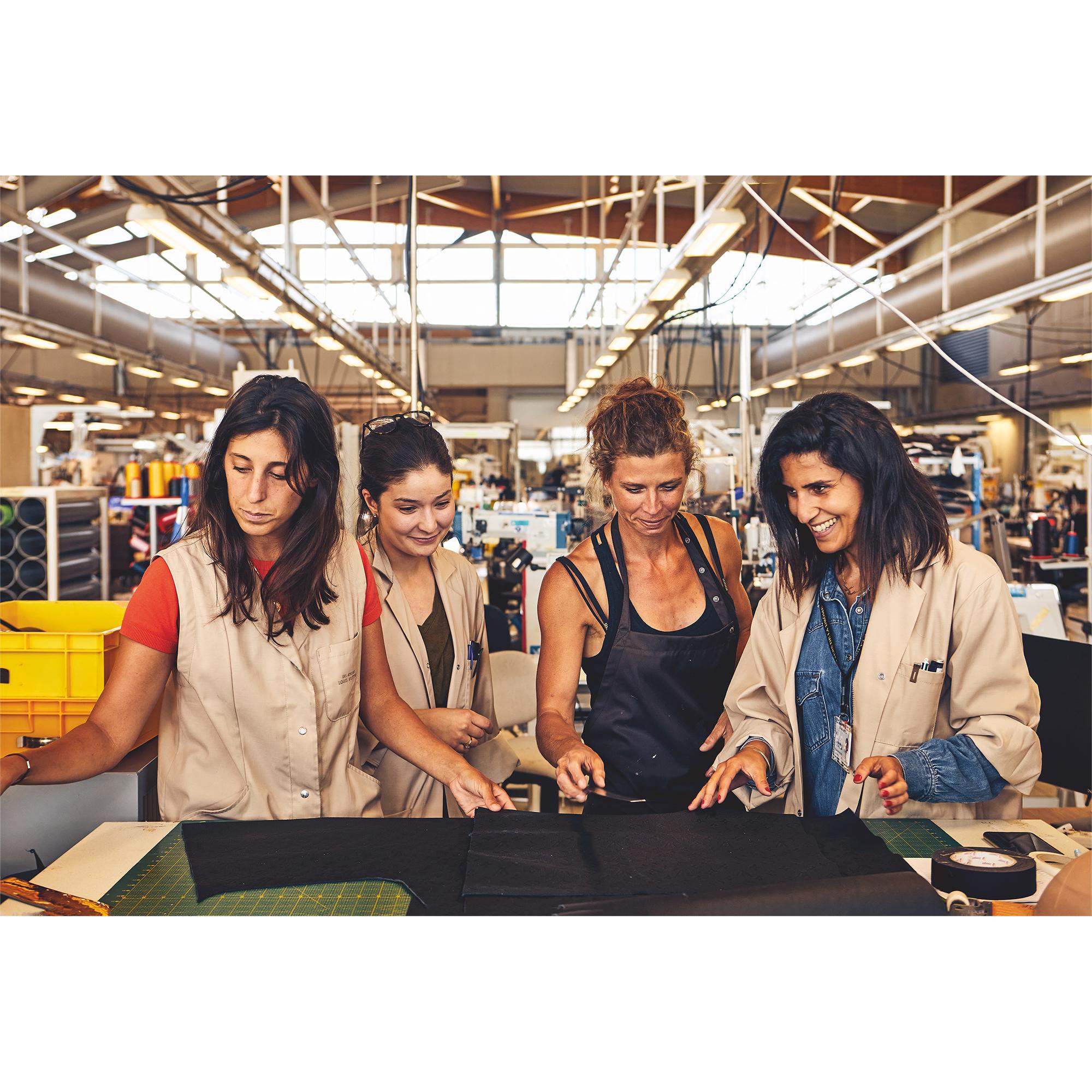 LV} - LV - LV硬箱、旅行和家居书籍和文具 | 路易威登LOUIS VUITTON官网 (产品缩放)