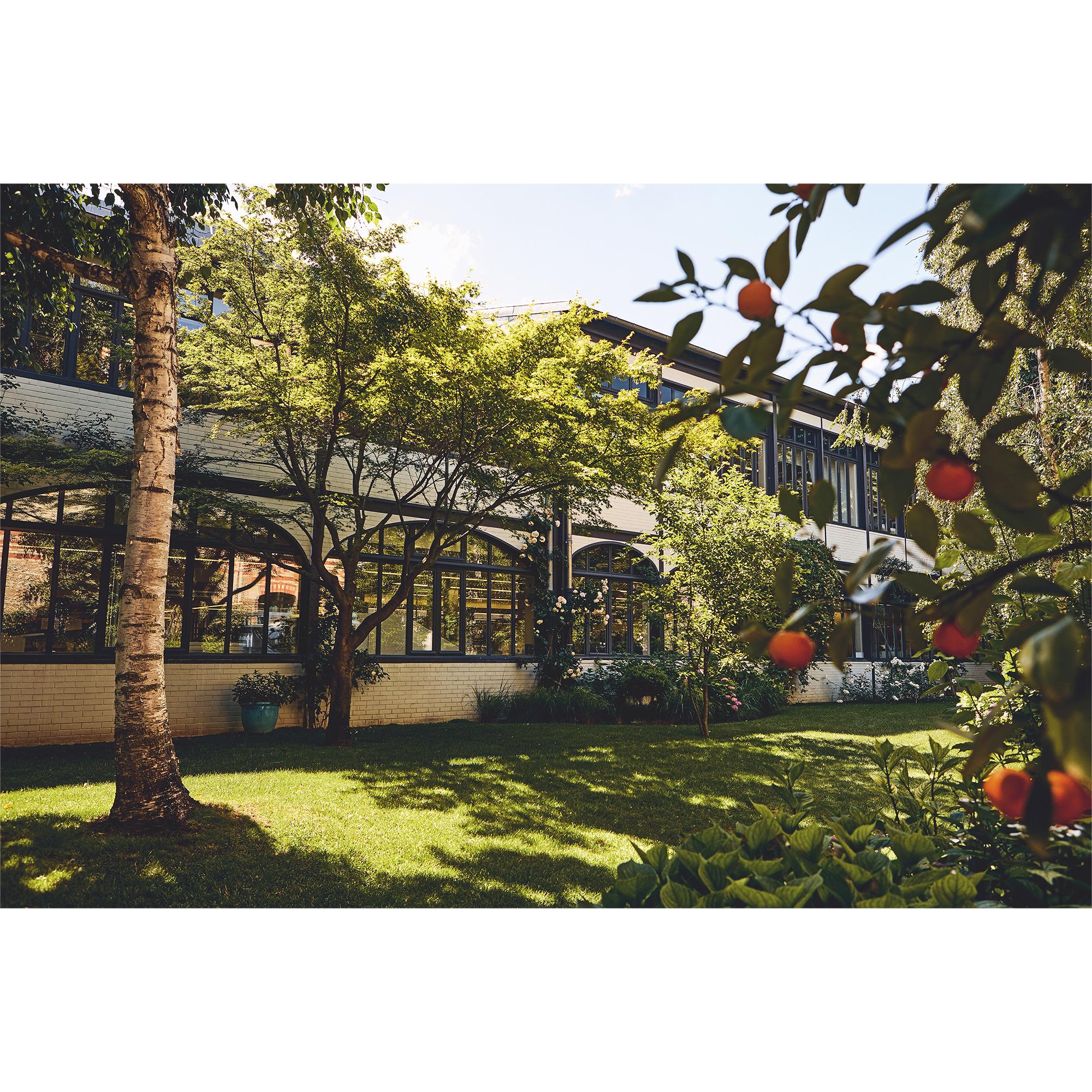 LV} - LV - LV硬箱、旅行和家居书籍和文具 | 路易威登LOUIS VUITTON官网 (产品缩放)