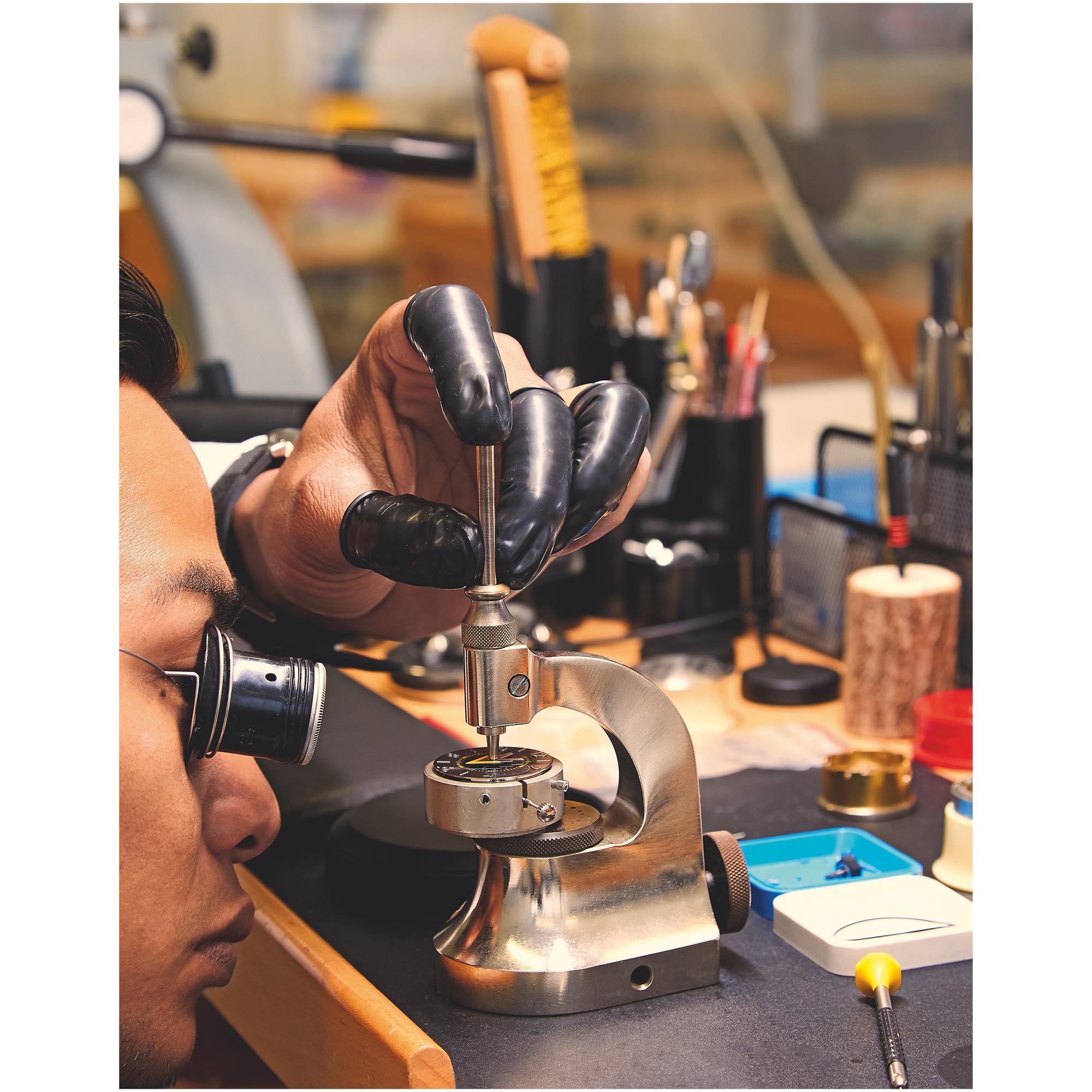 LV} - LV - LV硬箱、旅行和家居书籍和文具 | 路易威登LOUIS VUITTON官网 (产品缩放)