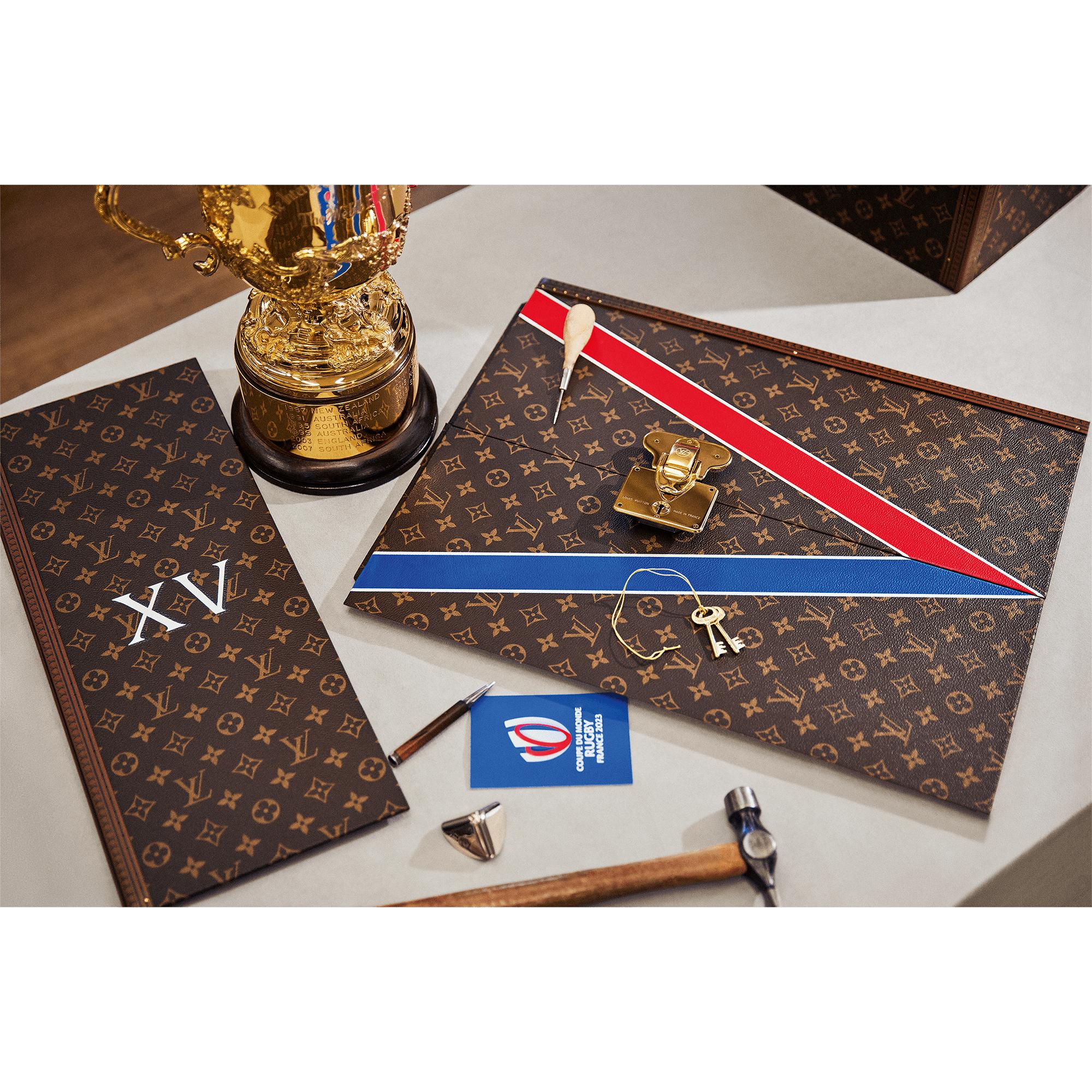 LV} - LV - LV硬箱、旅行和家居书籍和文具 | 路易威登LOUIS VUITTON官网 (产品缩放)